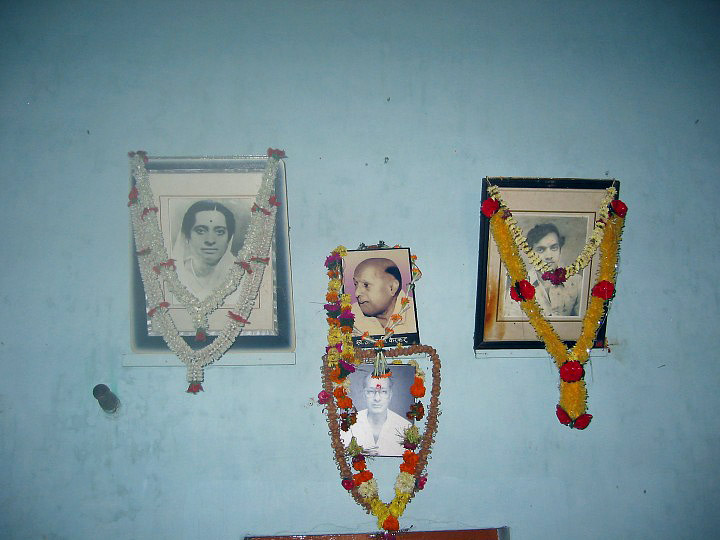 Kesarbai - 53.jpg - Inside Kesarbai's home - in the centre is her brother, the sarangiya Anant Kerkar